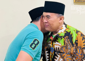 SUKACITA: Ketua DPRD Jepara, Haizul Ma’arif saat memeluk ayah mertua sekaligus mantan Bupati Jepara, Ahmad Marzuqi usai bebas dari Lapas Kedungpane Semarang. (Muslichul Basid/Lingkarjateng.id)