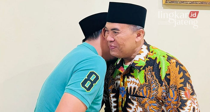 SUKACITA: Ketua DPRD Jepara, Haizul Ma’arif saat memeluk ayah mertua sekaligus mantan Bupati Jepara, Ahmad Marzuqi usai bebas dari Lapas Kedungpane Semarang. (Muslichul Basid/Lingkarjateng.id)