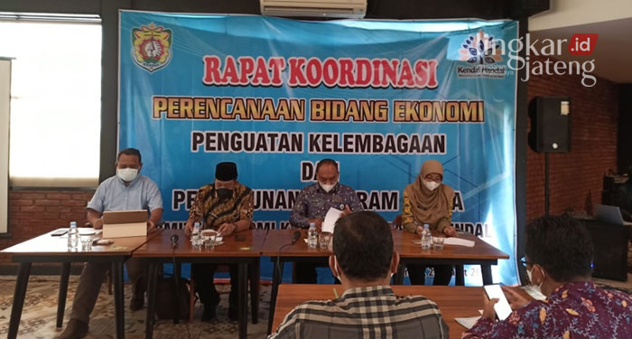 Komite Ekonomi Kreatif Harus Sejalan dengan Visi Misi Pemkab Kendal 25 RAKOR: Rakor perencanaan bidang ekonomi penguatan kelembagaan dan penyusunan program kerja di Sixteen Café. (Unggul Priambodo/Lingkarjateng.id)