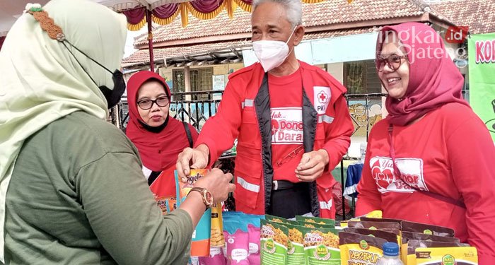 Komunitas Relawan Pendonor Blora Gelar Bazar UMKM 25 MENINJAU: Ketua PMI Kabupaten Blora Suktino Slamet mengunjungi stand UMKM yang bekerja sama dengan KRP. (Lilik Yuliantoro/Lingkarjateng.id)