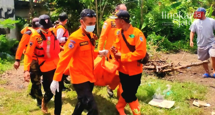 2 Korban Tenggelam Ditemukan di Sungai Tuntang Grobogan 25 EVAKUASI: Korban saat ditemukan dan dievakuasi oleh Tim Sar Gabungan, Jumat (11/3). (Muhamad Ansori/Lingkarjateng.id)