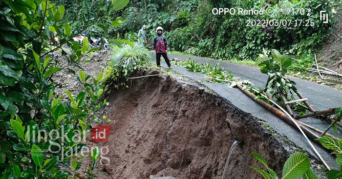 Pasca Longsor, Kendaraan Besar Dilarang Lewat Jalan Colo Kudus 25 Longsor Kudus
