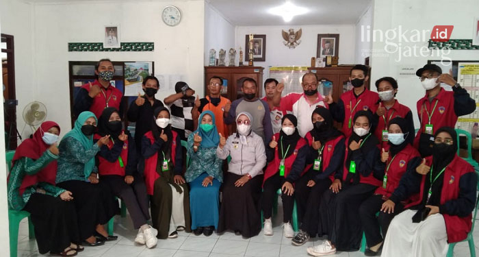 SEMANGAT: Mahasiswa KKN Universitas PGRI Semarang usai membantu Pemdes Margosari, Kabupaten Kendal dalam mengelola sampah. (Unggul Priambodo/Lingkarjateng.id)