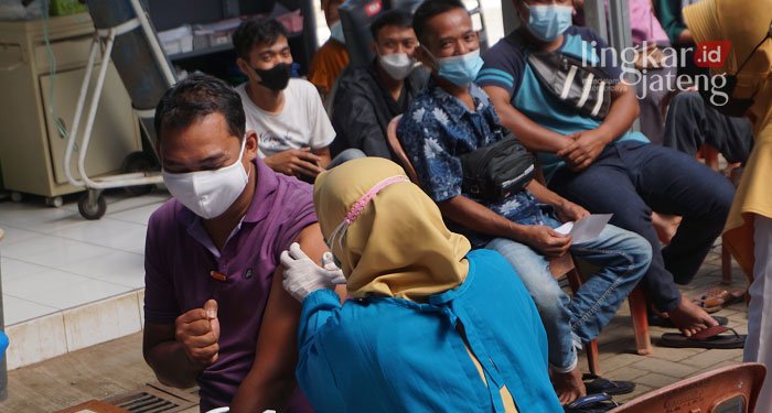 VAKSINASI: Warga dari Kabupaten Jepara, Jawa Tengah saat vaksinasi, belum lama ini. (Adhik Kurniawan/Lingkarjateng.id)