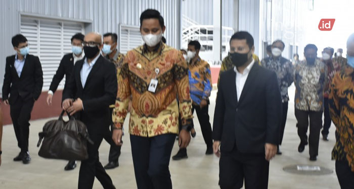 Menteri Pembangunan Nasional Singapura Desmond Lee Kagumi Kawasan Industri Kendal 25 MENINJAU: Bupati Kendal Dico Ganinduto (tengah) bersama Menteri Pembangunan Nasional Singapura Desmond Lee (kanan) saat meninjau Kawasan Industri Kendal (KIK), Kamis (24/3). (Istimewa/Lingkarjateng.id)