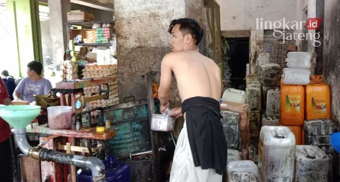 Minyak Goreng Curah di Pati Alami Kelangkaan 25 Minyak Goreng Curah di Pati Alami Kelangkaan
