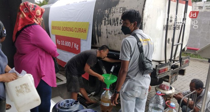 MENGANTRE: Operasi pasar minyak goreng curah di Pasar Kaliwungu. (Unggul Priambodo/Lingkarjateng.id)