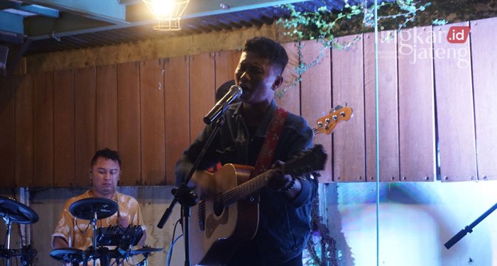 Mengenal Solo Band Jokkivolka, Sukses Gelar Road Show Album Pertama Preliminer 25 PENTAS: Okki (vokal) Jokkivolka saat tampil pada road show album pertama preliminer di Tan Artspac, Kota Semarang, Sabtu (12/3) malam. (Adhik Kurniawan/Lingkarjateng.id)