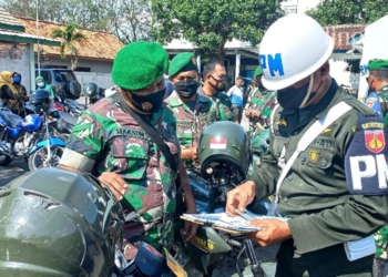 MEMERIKSA: Petugas sedang memeriksa kendaraan anggota Kodim Grobogan di Makodim setempat, Jumat (25/3). (Muhamad Ansori/Lingkarjateng.id)