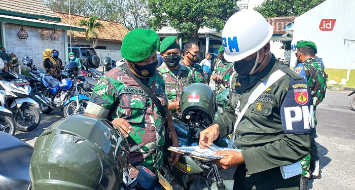 Operasi Gaktib, Kelengkapan Kendaraan Anggota TNI Grobogan Diperiksa 25 MEMERIKSA: Petugas sedang memeriksa kendaraan anggota Kodim Grobogan di Makodim setempat, Jumat (25/3). (Muhamad Ansori/Lingkarjateng.id)