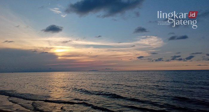 10+ Rekomendasi Tempat Wisata Rembang Viral 25 POTRET: Pantai Caruban, Kecamatan Lasem menjelang senja. (Dok. Pribadi Jazilatul Khofshoh/Lingkarjateng.id)