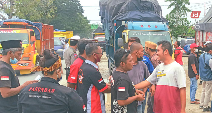 Protes Kebijakan ODOL, Puluhan Sopir Truk Grobogan Gelar Aksi 25 AKSI: Para sopir truk sedang membagikan brosur ke sopir truk yang melintas di depan Garasi Bus Zentrum Jl. Purwodadi-Semarang, Kamis (10/3). (Muhamad Ansori/Lingkarjateng.id)