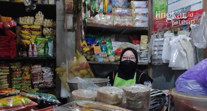 Pedagang Rembang Keluhkan Minimnya Stok Minyak Goreng 25 Pedagang Rembang Keluhkan Minimnya Stok Minyak Goreng