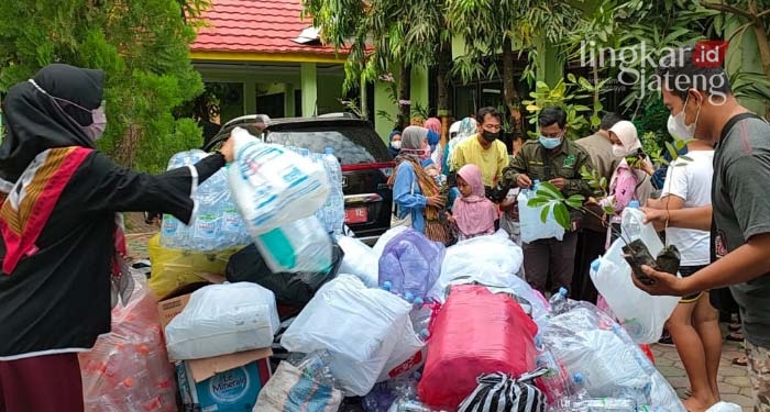 Peduli Lingkungan, Warga Demak Tukar Botol Plastik dengan Tanaman