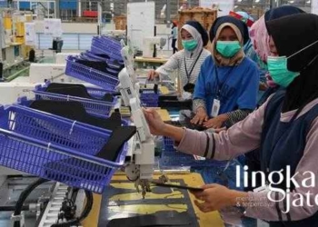 Pekerja Pabrik Sepatu di Rembang