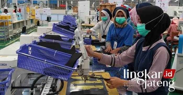 Pekerja Pabrik Sepatu di Rembang