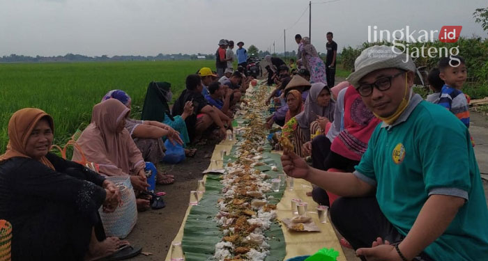 TRADISI: Pelaksanaan tradisi Tingkepan Pari sebagai tradisi turun menurun di jalan persawahan, Desa Laban, Kecamatan Kangkung, Kendal.