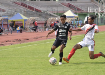 DUEL: Pemain Persipa Pati lakukan duel bersama pemain Farmel FC pada pertandingan di Liga 3 Nasional, baru-baru ini. (Dok. Persipa Pati/Lingkarjateng.id)