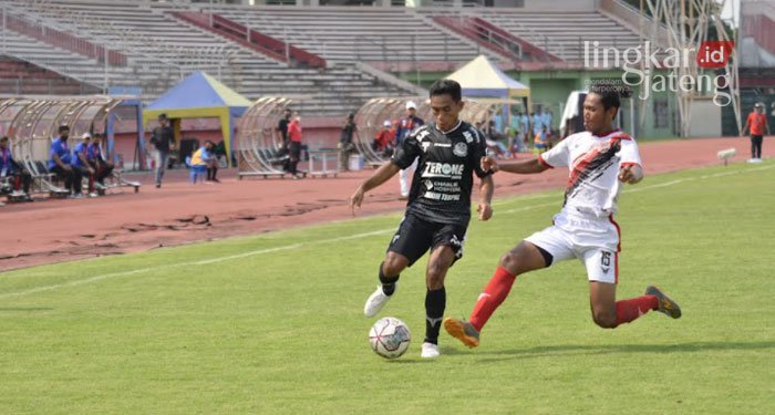 Imbang Lawan Persikota Jadi Tiket Masuk Persipa Pati ke Liga 2 25 DUEL: Pemain Persipa Pati lakukan duel bersama pemain Farmel FC pada pertandingan di Liga 3 Nasional, baru-baru ini. (Dok. Persipa Pati/Lingkarjateng.id)