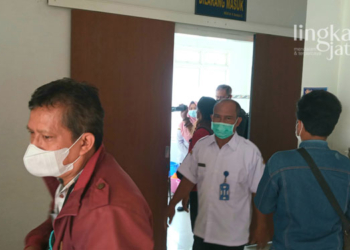 EVAKUASI: Korban dievakuasi di ruang jenazah, RSUD Soedjati Purwodadi, Rabu (30/3). (Muhamad Ansori/Lingkarjateng.id)