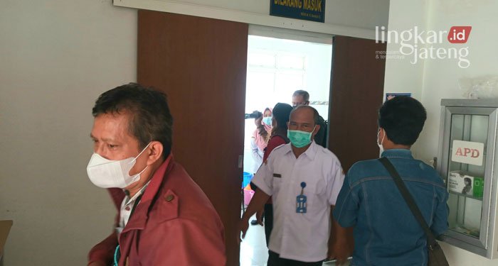 EVAKUASI: Korban dievakuasi di ruang jenazah, RSUD Soedjati Purwodadi, Rabu (30/3). (Muhamad Ansori/Lingkarjateng.id)