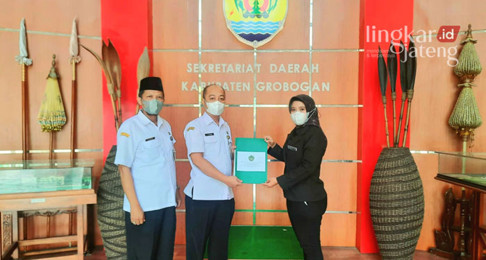 Pemkab Grobogan Jalin Kerja Sama dengan STISS 25 MENYERAHKAN: Penyerahan MoU oleh Pemda Grobogan yang diwakili oleh Muhammad Muhaimin ke Wakil Ketua 2 STISS Grobogan Sucik Rahayu, baru-baru ini. (Muhamad Ansori/Lingkarjateng.id)
