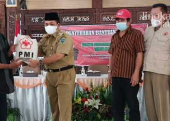 SIMBOLIS: Korban bencana angin kencang menerima bantuan dari Pemkab Semarang, Senin (21/3). (Dok. Humas Kabupaten Semarang/Lingkarjateng.id)