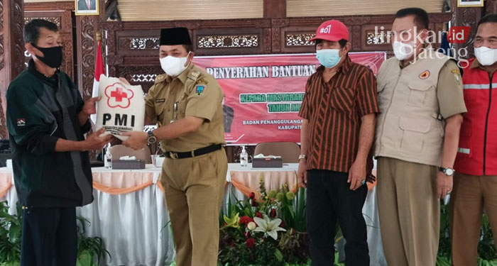 SIMBOLIS: Korban bencana angin kencang menerima bantuan dari Pemkab Semarang, Senin (21/3). (Dok. Humas Kabupaten Semarang/Lingkarjateng.id)
