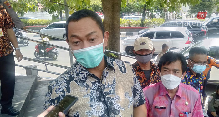 MENERANGKAN: Wali Kota Semarang, Hendrar Prihadi bersama Forkopimda melakukan sidak operasi di Pasar Bulu Semarang. (Adimungkas/Lingkarjateng.id)