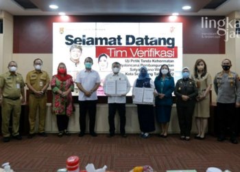 SIMBOLIS: Pemkot Semarang mendapat Penghargaan Satya Lencana Program Pembangunan di Ruang Situation Room Balaikota Semarang. (Adimungkas/Lingkarjateng.id)