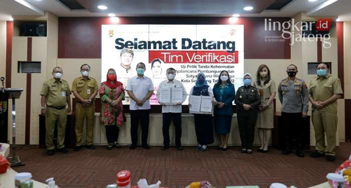 SIMBOLIS: Pemkot Semarang mendapat Penghargaan Satya Lencana Program Pembangunan di Ruang Situation Room Balaikota Semarang. (Adimungkas/Lingkarjateng.id)
