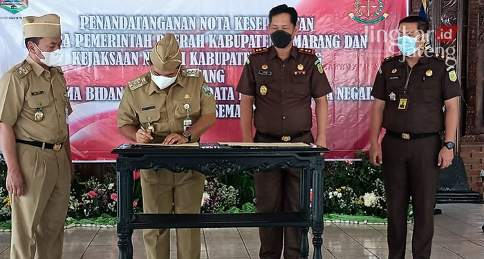 KERJA SAMA: Penandatanganan nota kesepakatan kerja sama Bidang Perdata dan Tata Usaha Negara (Datun) oleh Bupati Semarang, H Ngesti Nugraha dan Kejari Semarang, Husin Fahmi. (Dok. Humas Kabupaten Semarang/Lingkarjateng.id)
