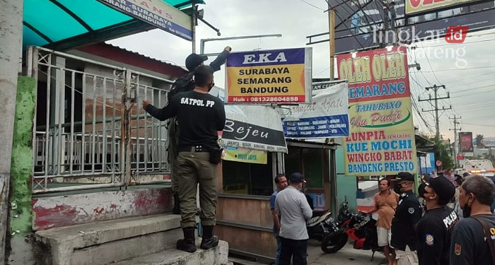 MENERTIBKAN: Penertiban agen bus yang berada di pinggir jalan oleh petugas Pemkot Semarang. (Dok. Pemkot Semarang/Lingkarjateng.id)