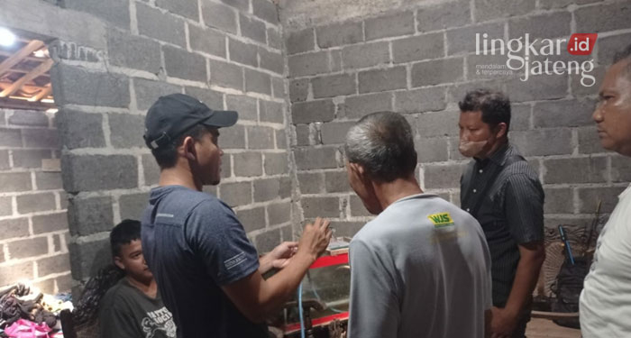 MEMBEKUK: Proses penangkapan pelaku tindak pidana psikotropika oleh Satres Narkoba Polres Kendal. (Unggul Priambodo/Lingkarjateng.id)