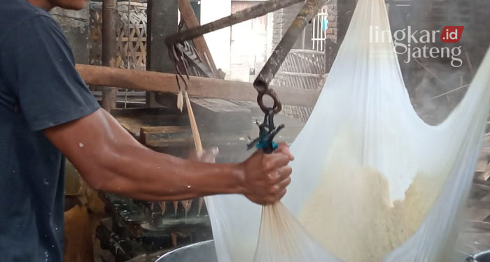 Perajin Tahu di Kudus Keluhkan Harga Kedelai