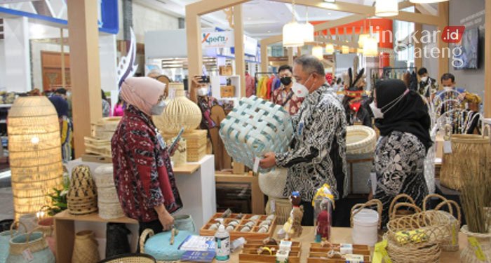 Perluas UMKM, Mahasiswa Kini Bisa Dapat Kredit Usaha Rakyat 25 ILUSTRASI: Produk UMKM di Pameran International Handicraft Trade Fair/INACRAFT. (Istimewa/Lingkarjateng.id)