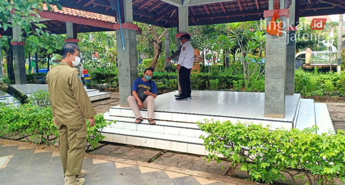 MENINJAU: Personel dari Pemkab Kendal saat meninjau lokasi yang digunakan remaja melakukan tindakan mesum. (Unggul Priambodo/Lingkarjateng.id)