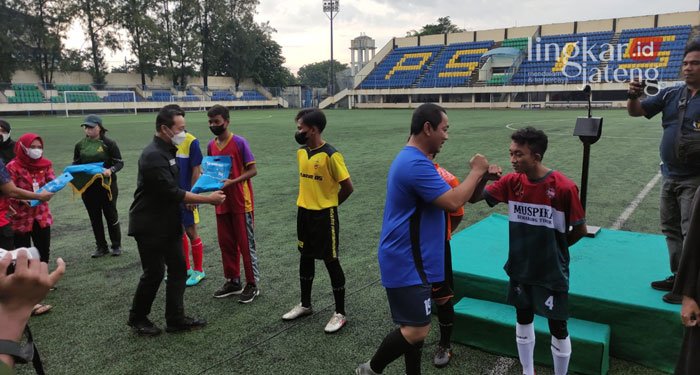 BERTANDING: Pertandingan ekshibisi antara Forkopimda FC yang dipimpin Hendrar Prihadi sebagai kapten tim melawan Forkopimcam FC. (Dok. Pemkot Semarang/Lingkarjateng.id)
