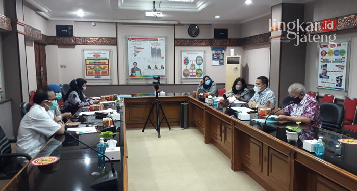 Ombudsman Jateng Tindaklanjuti Penahanan Ijazah di Semarang 25 DISKUSI: Perwakilan Ombudsman RI Jawa Tengah saat menyelesaikan pengaduan dari orang tua atau wali murid yang telah lulus dari bangku Sekolah Menengah Atas (SMA) Swasta di Kota Semarang. (Dok. Ombudsman/Lingkarjateng.id)