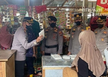 Petugas Sidak Ketersediaan Minyak Goreng di Pasar Tradisional Jepara