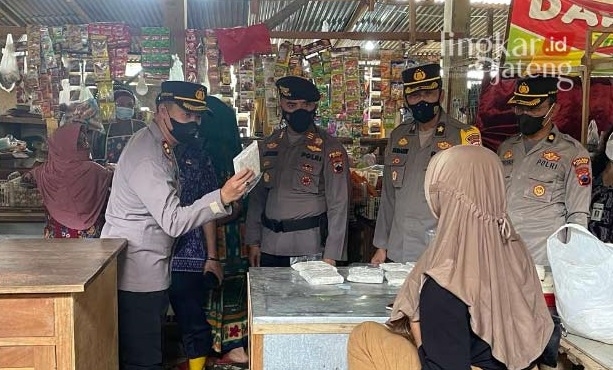 Petugas Sidak Ketersediaan Minyak Goreng di Pasar Tradisional Jepara