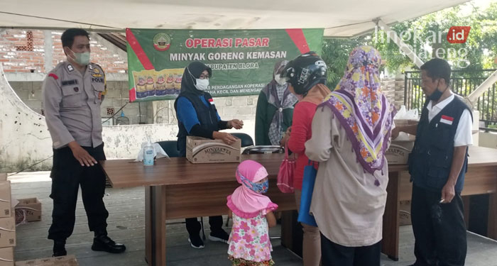 BAZAR: Petugas dari Dindagkop UKM Kabupaten Blora melayani masyarakat yang membeli minyak goreng.