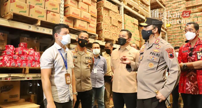 Polda Jateng Gelar Sidak Minyak Goreng 25 MENINJAU: Kapolda Jateng, Irjen Pol Ahmad Luthfi, saat melakukan pengecekan ke kompleks pabrik dan pengepakan minyak goreng milik PT. BEST, Selasa (29/3). (Adhik Kurniawan/Lingkarjateng.id)