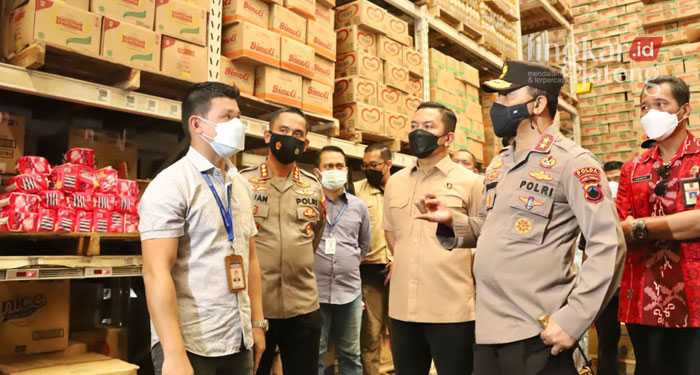 MENINJAU: Kapolda Jateng, Irjen Pol Ahmad Luthfi, saat melakukan pengecekan ke kompleks pabrik dan pengepakan minyak goreng milik PT. BEST, Selasa (29/3). (Adhik Kurniawan/Lingkarjateng.id)