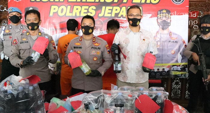 Lagi! Korban Miras Oplosan di Jepara Bertambah 2 Orang, 1 Masih Pelajar 25 GELAR PERKARA: Polres Jepara menunjukan barang bukti kepada awak media. (Muslichul Basid/Lingkarjateng.id)