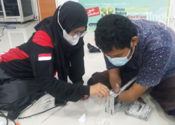 MENDAUR ULANG: Pujiono dengan keterbatasan fisik mengajar daur ulang sampah menjadi kerajinan yang bermanfaat. (Unggul Priambodo/Lingkarjateng.id)