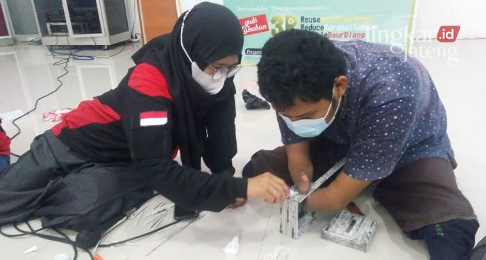Mengenal Pujiono, Ahli Craft yang Sulap Kertas Koran Bekas Jadi Kerajinan Estetik 25 MENDAUR ULANG: Pujiono dengan keterbatasan fisik mengajar daur ulang sampah menjadi kerajinan yang bermanfaat. (Unggul Priambodo/Lingkarjateng.id)