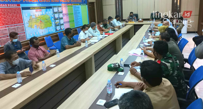 Puluhan Warga Grobogan Geruduk Polres, Minta Karaoke Ditutup 25 AUDIENSI: Warga RT 05/RW 19 Purwodadi saat melakukan audiensi di aula Mapolres Grobogan, Senin (28/3). (Muhamad Ansori/Lingkarjateng.id)
