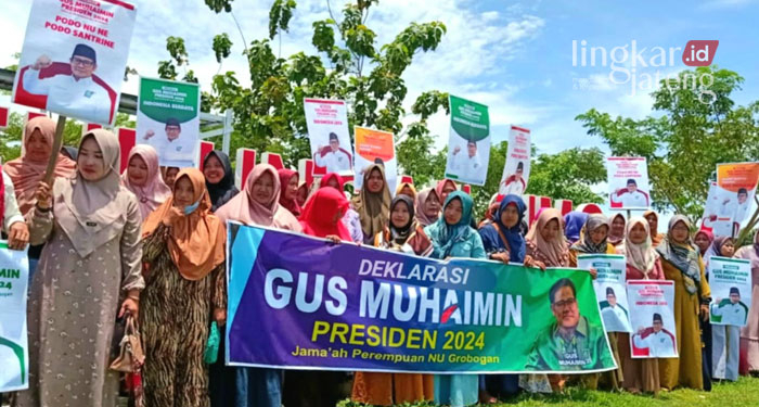 DEKLARASI: Ratusan Jemaah Perempuan NU Kabupaten Grobogan mendeklarasikan Cak Imin untuk maju capres 2024 di area Waduk Simo, Minggu (6/3). (Muhamad Ansori/Lingkarjateng.id)