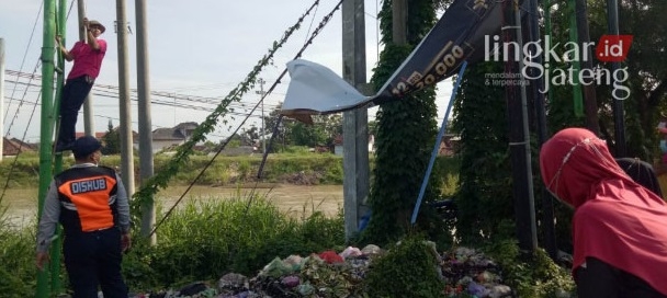 Reklame Liar di Demak Ditertibkan